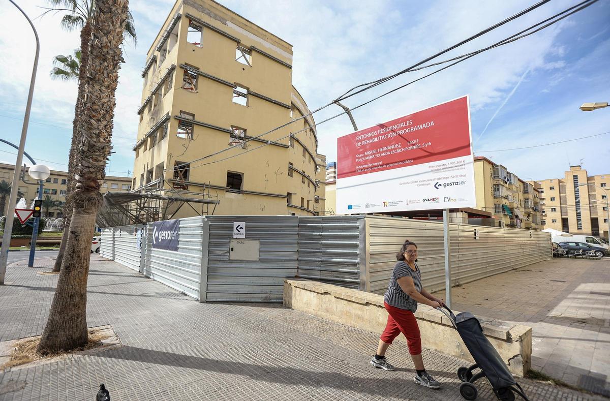 Una mujer pasa junto al edificio, este lunes.