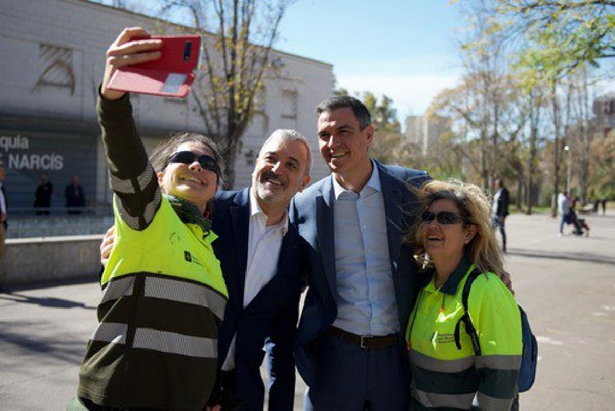 El presidente del Gobierno, Pedro Sánchez, paseando con el alcaldable Jaume Collboni en Nou Barris.