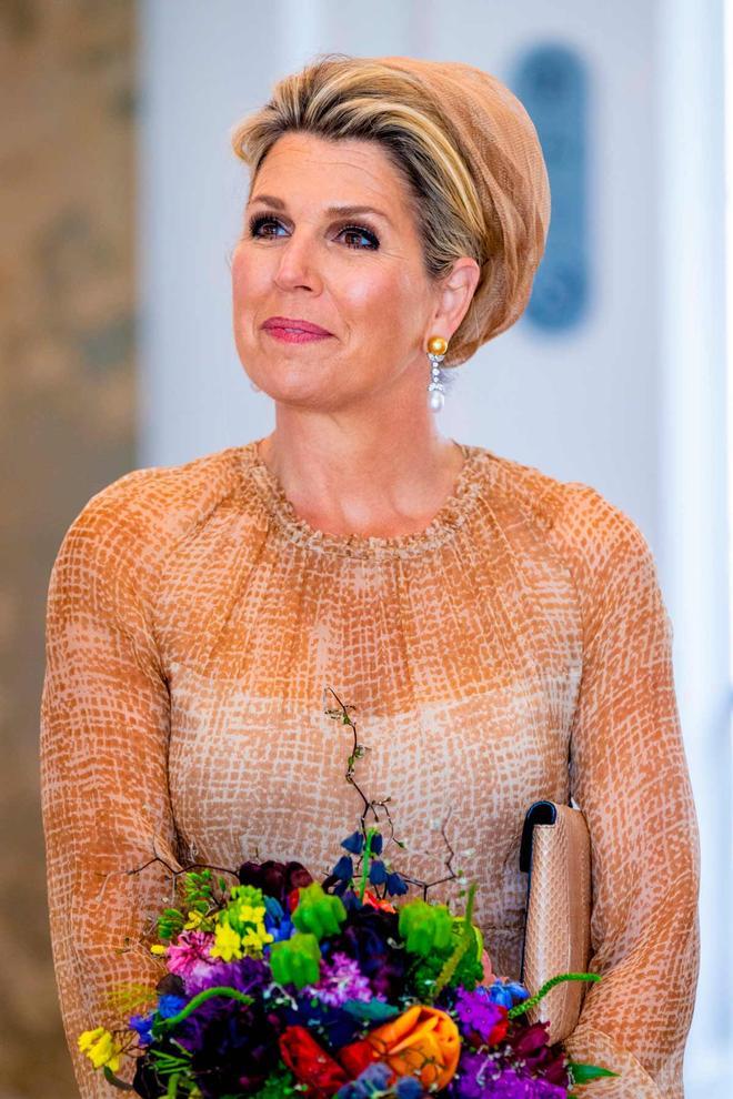 El look de la reina Máxima de Holanda con turbante, durante la inauguración del museo Groote en Ámsterdam