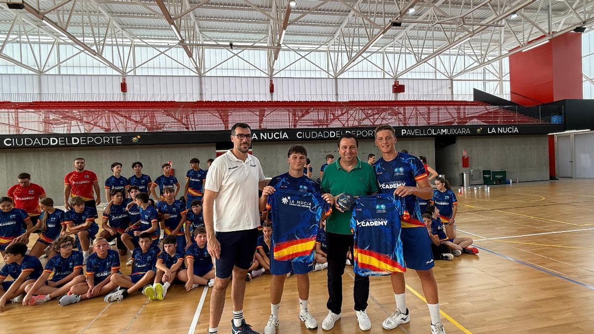 Gedeón Guardiola, oro mundial y director Campus junto a Sergio Villalba, concejal de Deportes y 2 alumnos del Campus.