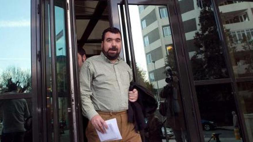 Joaquín Fernández, a la salida del Juzgado de Lugo, tras prestar declaración.