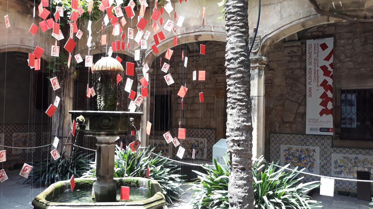 La fuente del patio se combina con un montón de octavillas en el aire.