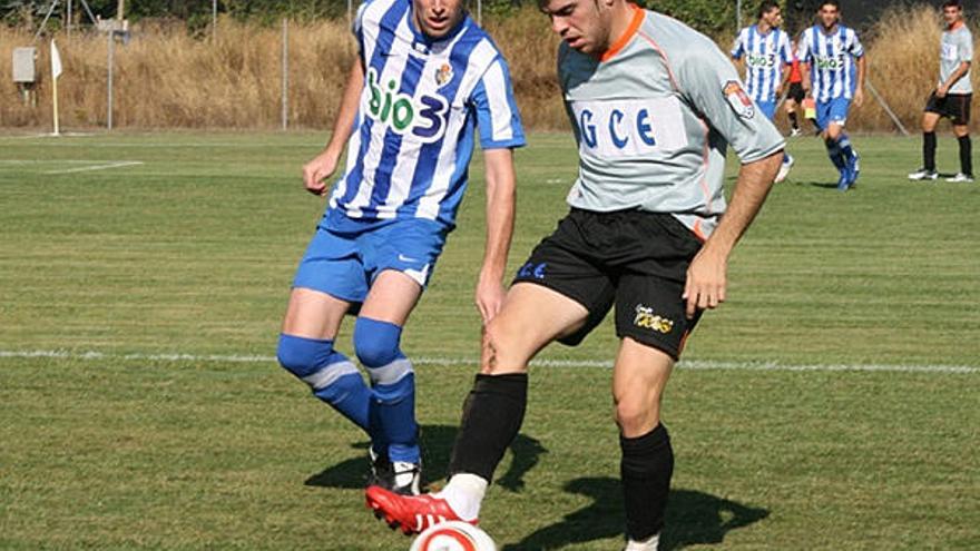 Obispo controla un balón en el duelo ante la Ponferradina B.