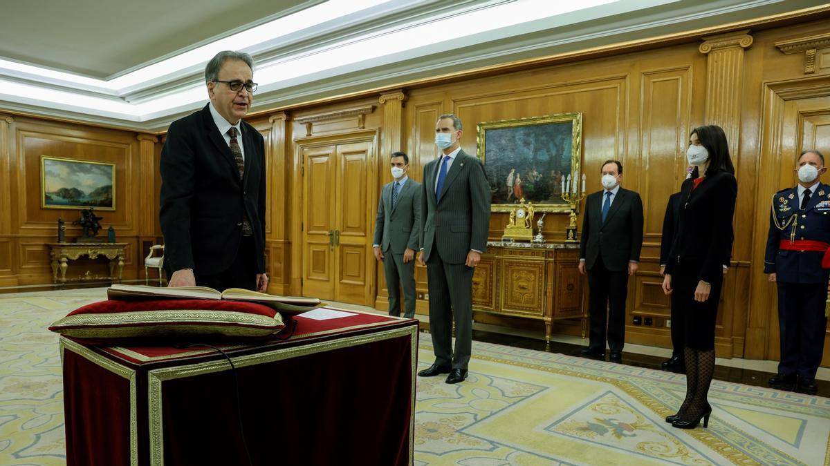 El nou ministre d&#039;Universitats, Joan Subirats, en la promesa del càrrec davant el rei Felip VI al Palau de la Zarzuela