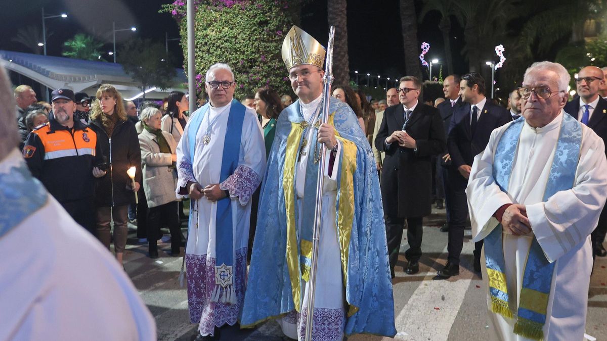 El obispo José Ignacio Munilla junto a los párrocos José Antonio Gea y Mariano Martínez Bernad, en la presidencia de la procesión