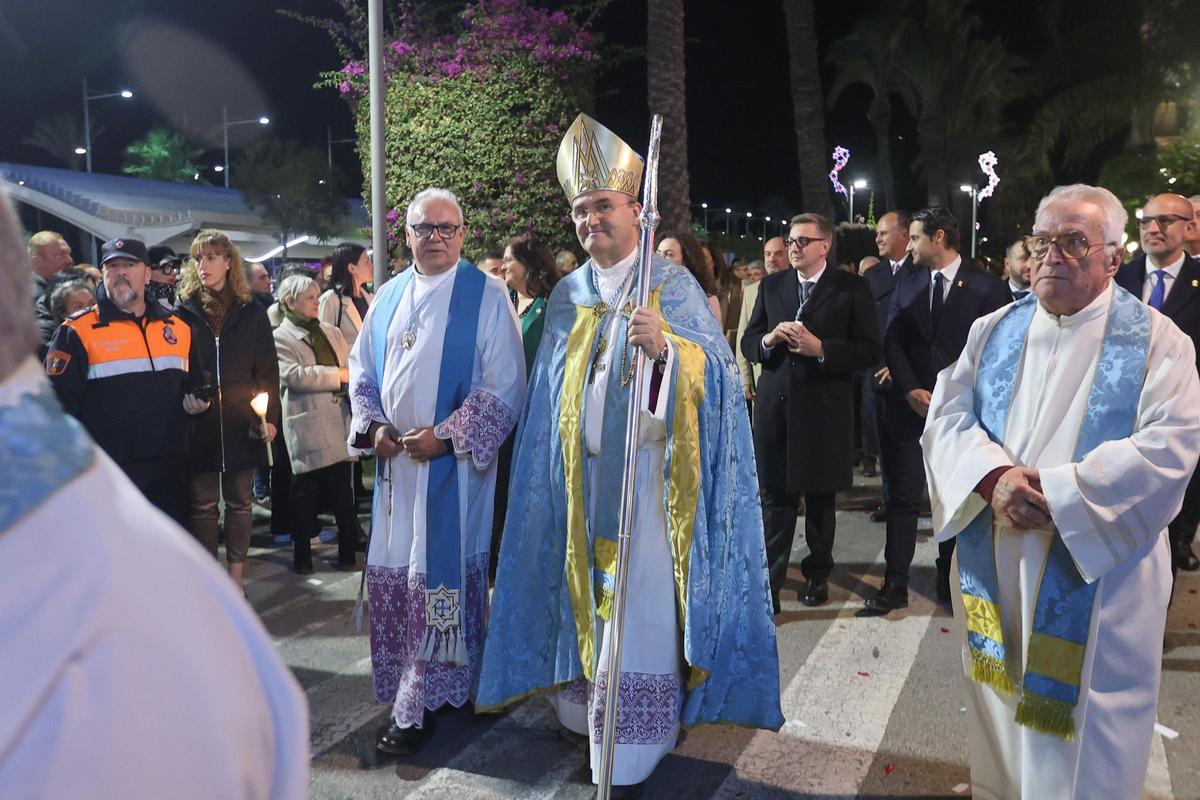 El obispo José Ignacio Munilla junto a los párrocos José Antonio Gea y Mariano Martínez Bernad, en la presidencia de la procesión