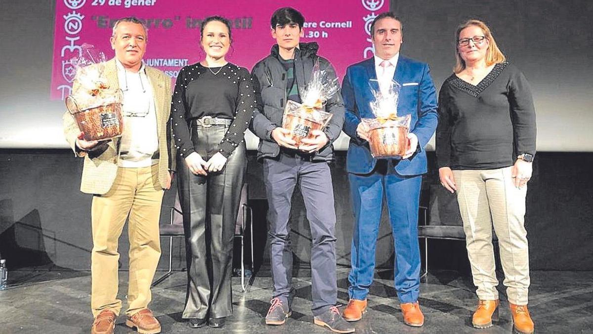 Galí y Falcó entregaron a los protagonistas de la charla de les Jornades del Bou una pequeña caldera de Almassora.