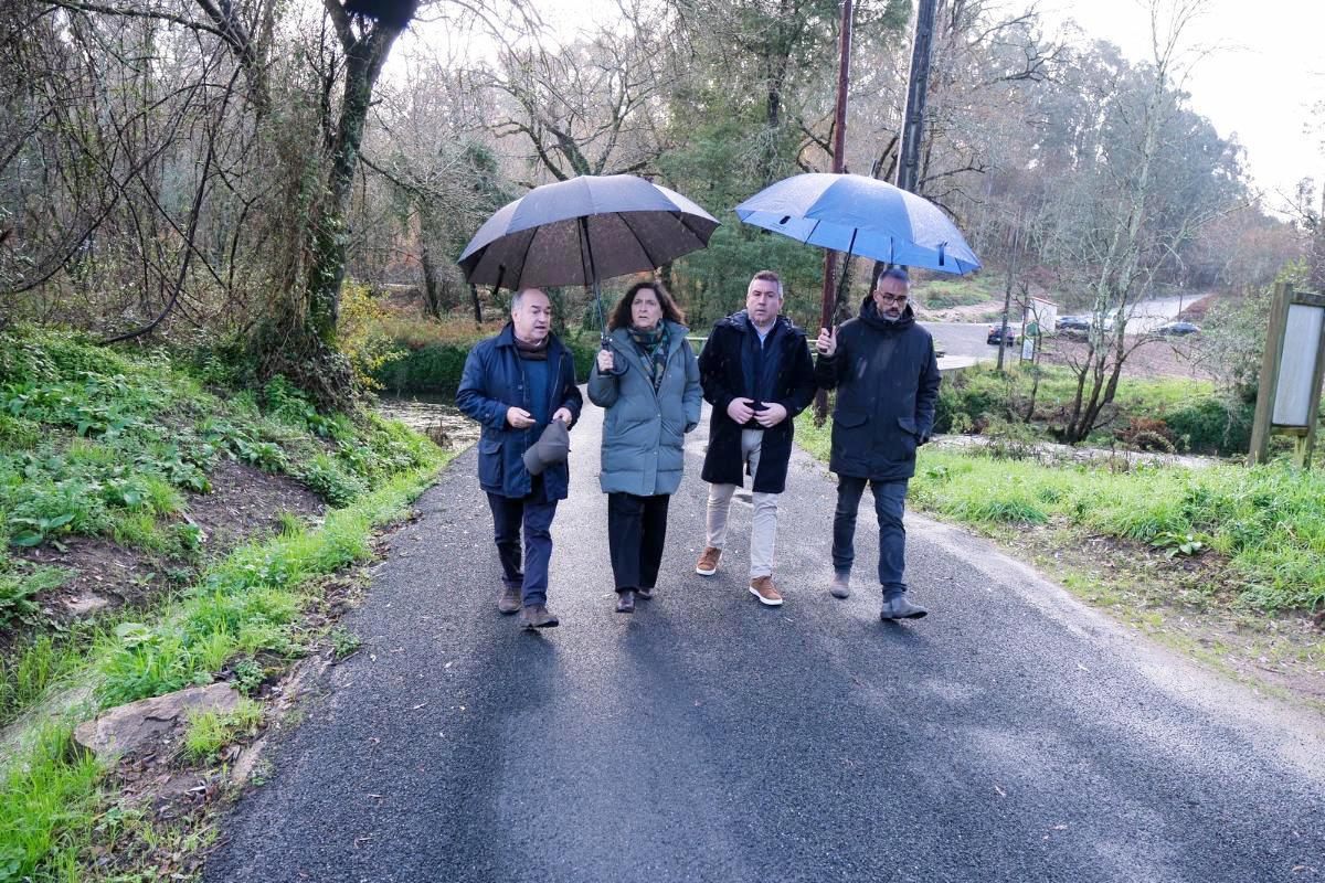 Ramón Tojo, primero por la izquierda, con Belén do Campo y Pablo lago en la visita a la carretera