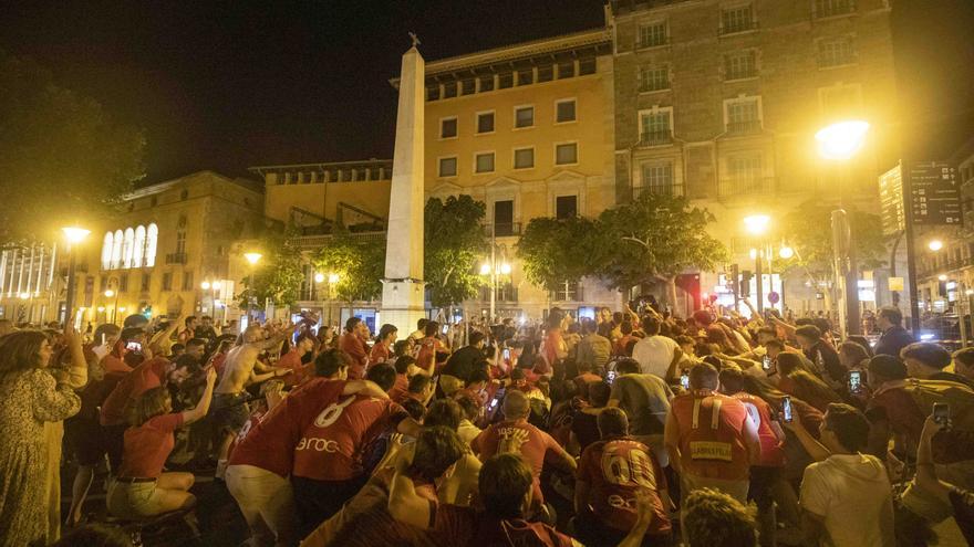 El Mallorca es de Primera: La euforia de la afición se desata en la plaza de las tortugas de Palma