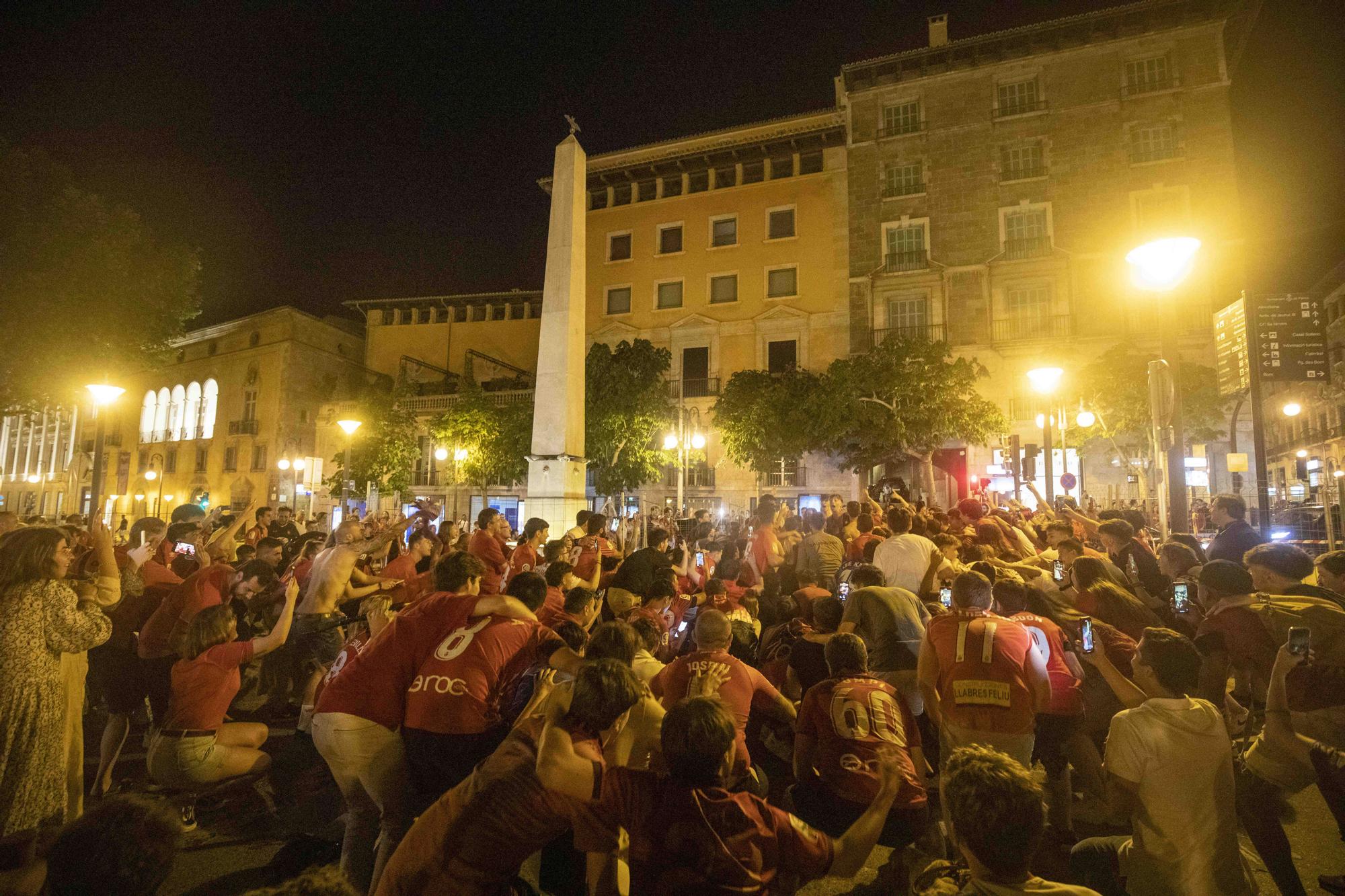 El Mallorca es de Primera: La euforia de la afición se desata en la plaza de las tortugas de Palma