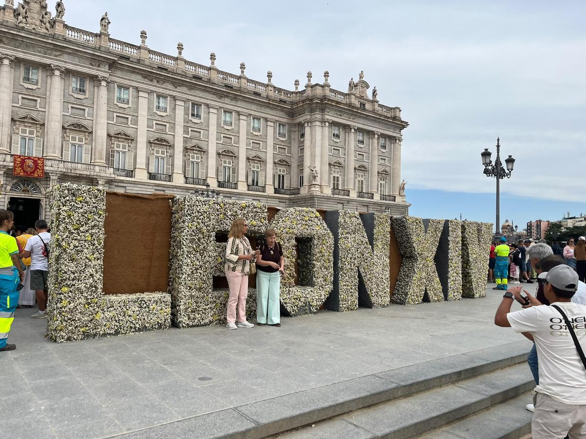 Fieles esperan al Papa frente al Palacio Real de Madrid