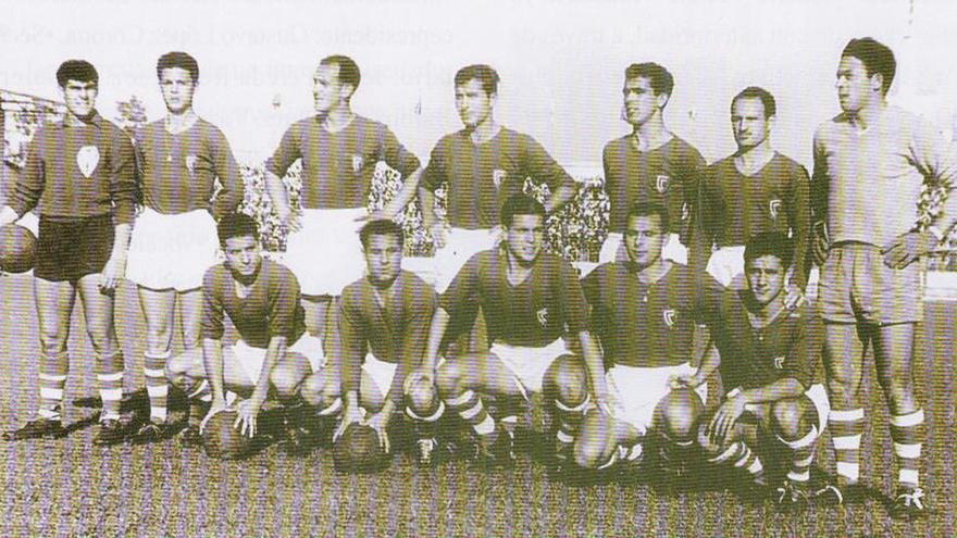 Una alineación habitual del Celta en la temporada 1956-1957. De pie y de izquierda a derecha: Padrón, Seoane, Villar, Arranz, Ares, Gutiérrez y Adauto; agachados: Gausí, Olmedo, Albino, Cerdá y Torres.