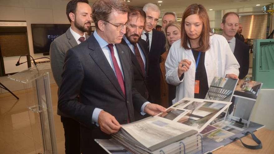 El presidente Feijóo con responsables de la empresa Bandalux en su visita a las instalaciones. // R.V.