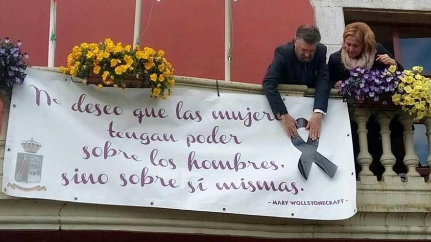 Navia coloca un lazo negro por Paz en la celebración del Día de la Mujer