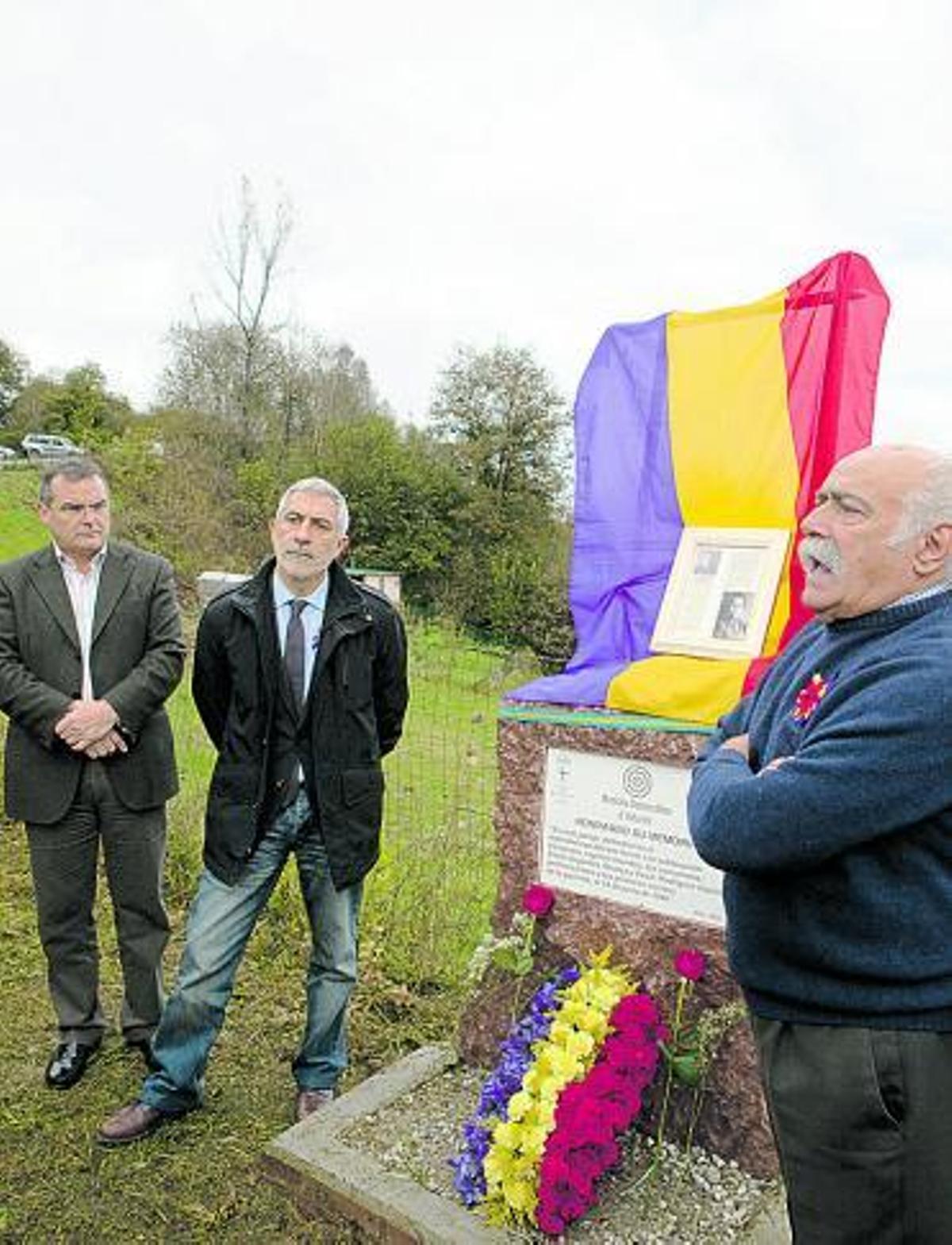 Ángel González, Gaspar Llamazares y Vicente Gutiérrez Solís, junto al monolito.