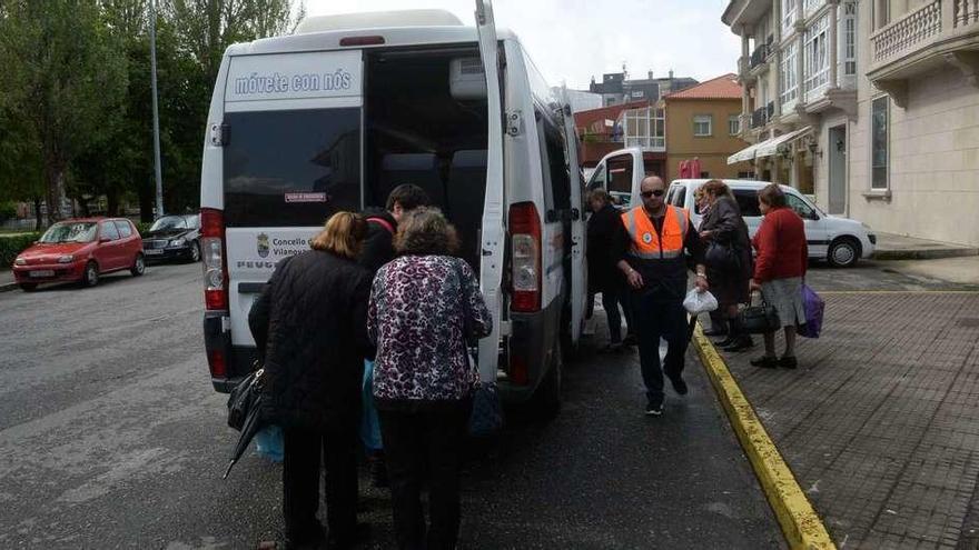 Vilanova cuenta con un servicio de transporte entre las parroquias y el Hospital de O Salnés. // Noé Parga