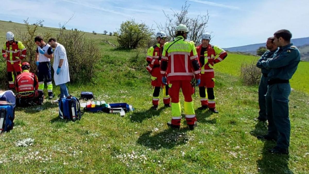 Los equipos de emergencias atienden al montañero gijonés.