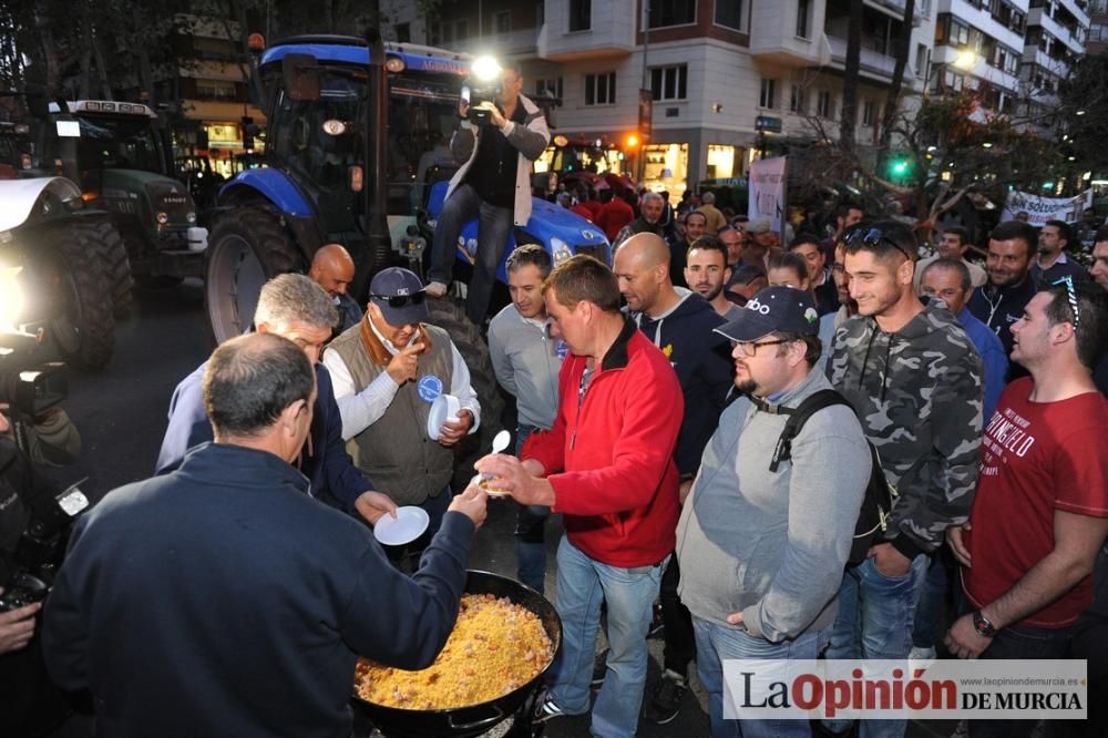 La noche de protesta de los agricultores se pasa con migas