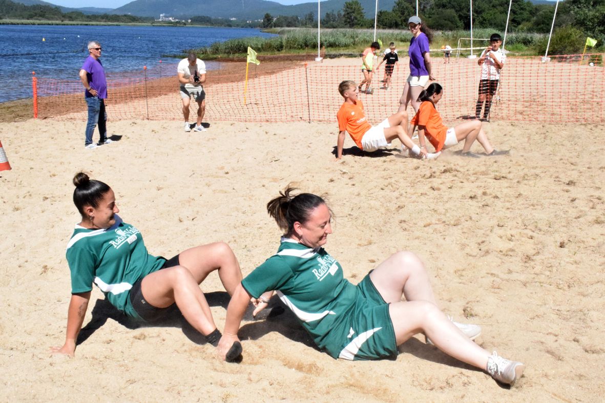 Las Olimpiadas de Aldea hacen de la playa de Vilarello la fusión de deporte y tradición