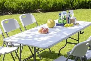 Esta mesa plegable es justo lo que buscas para tu jardín o terraza