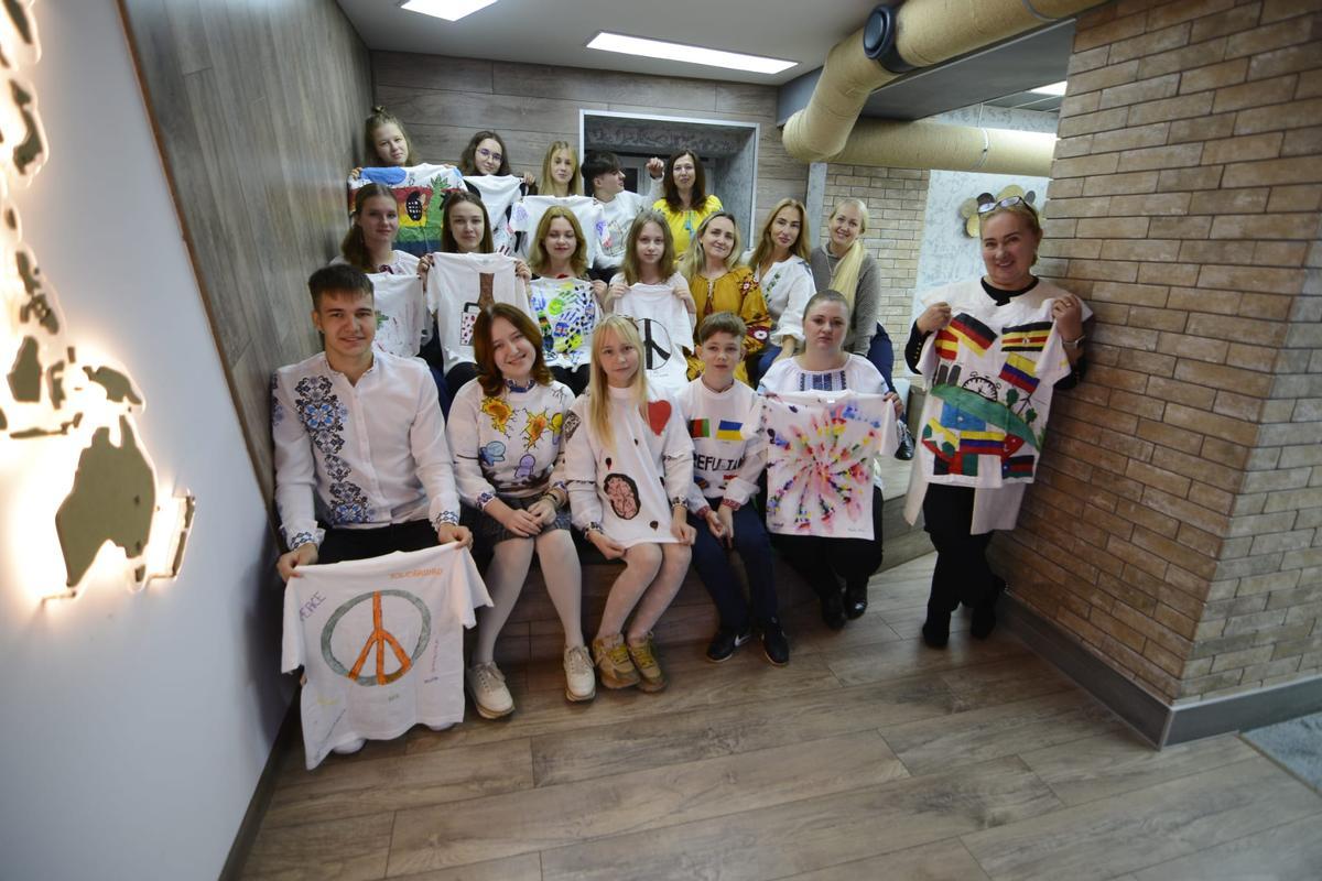 Alumnos de Ucrania con las camisetas que realizaron los alumnos del IES Santa Ana.
