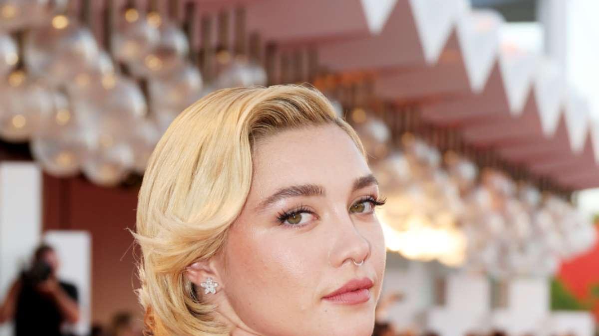 Florence Pugh ofrece el mejor espectáculo de plumas, confeti y transparencias