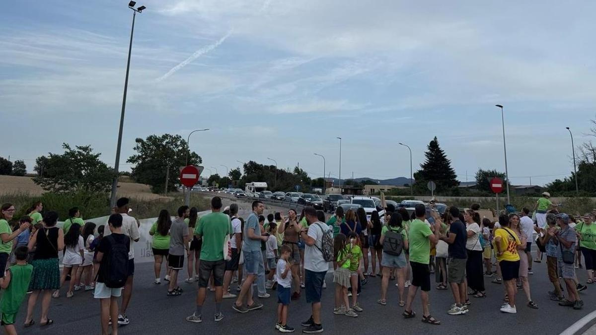 Els manifestants durant la protesta en plena operació tornada.