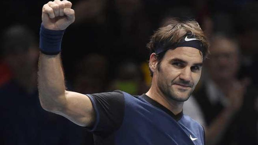 Federer celebra su victoria ante Djokovic.