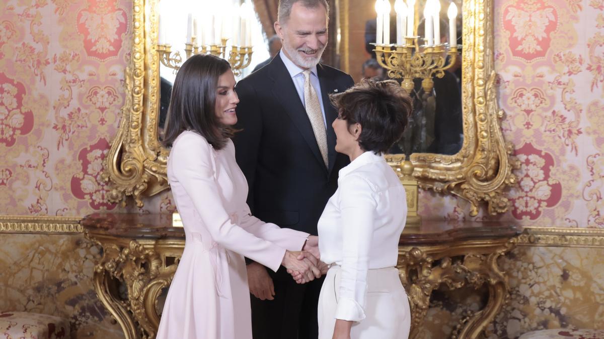 El saludo de la reina Letizia a su amiga Sonsoles Ónega en el almuerzo del Premio Cervantes