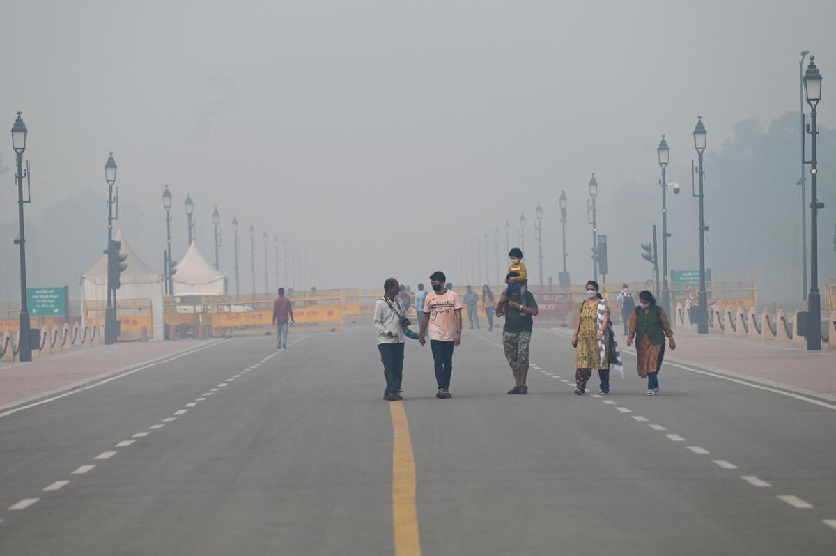 Nueva Delhi amanece bajo una intensa niebla