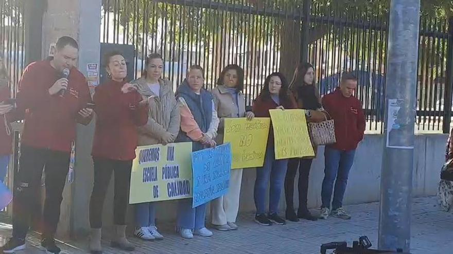 Así ha transcurrido la concentración de protesta a la puertas del colegio Ausiàs March de Alzira