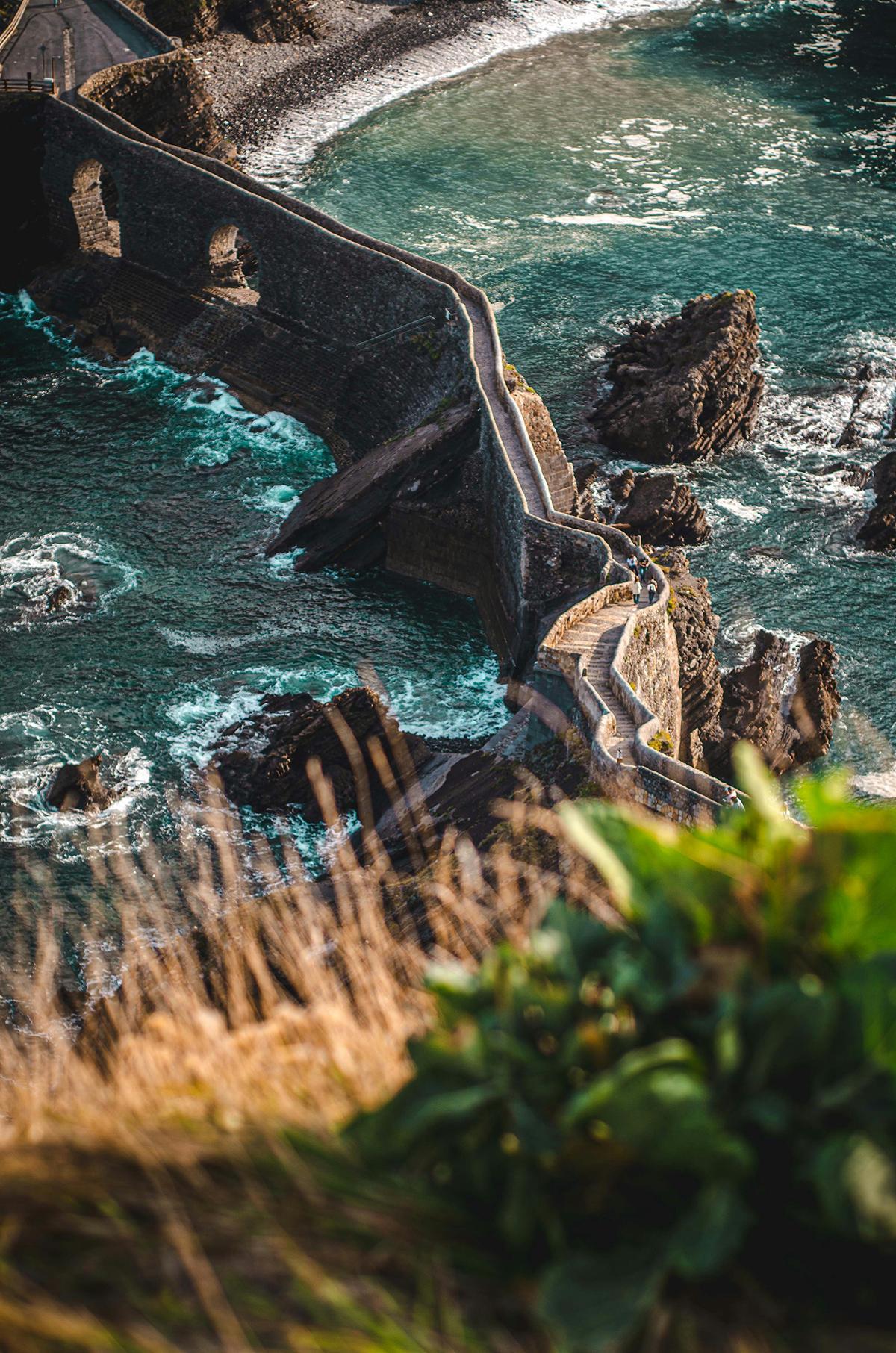 San Juan de Gaztelugatxe, en la costa vasca, saltó al imaginario mundial como Rocadragón en Juego de Tronos, entre escaleras imposibles, acantilados y mar Cantábrico.