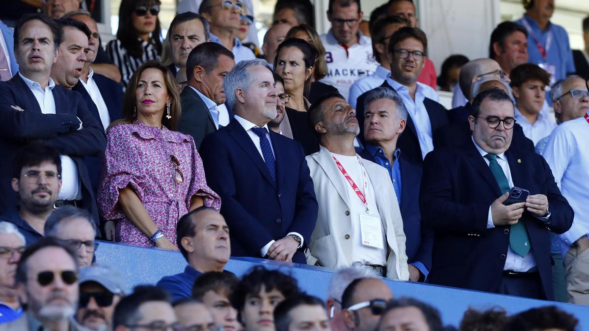Jorge Mas, junto a Natalia Chueca, alcaldesa de Zaragoza, en el primer partido en La Romareda en esta temporada..