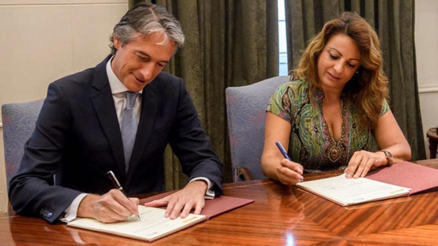 Cristina Valido e Iñigo de la Serna, en la firma del convenio.