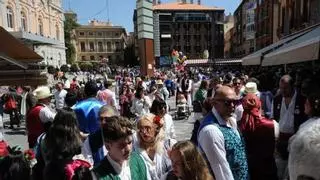 Los hosteleros de la plaza Romea denuncian la instalación de foodtrucks durante las Fiestas de Primavera