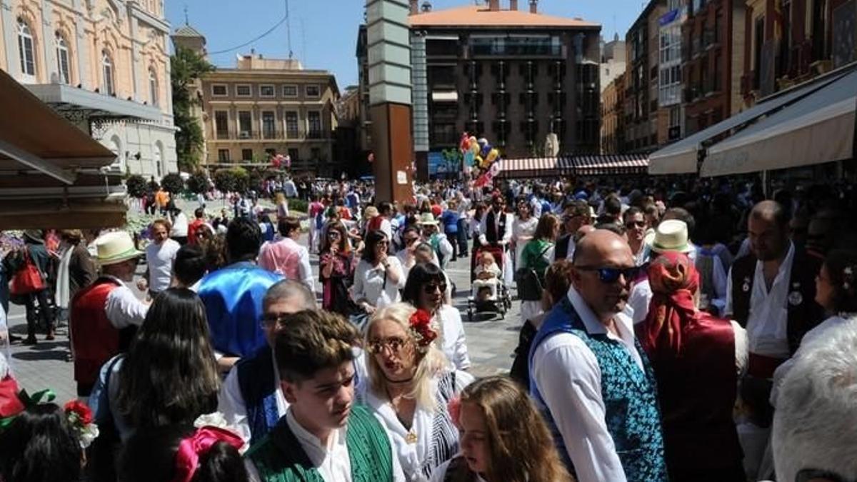 Centenares de personas durante el Día del Bando de la Huerta en el Romea.