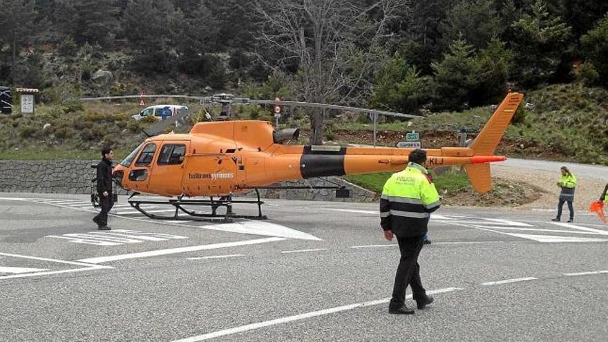 Un helicòpter aterra a Coll de Jou en el transcurs del rodatge d&#039;un cotxe