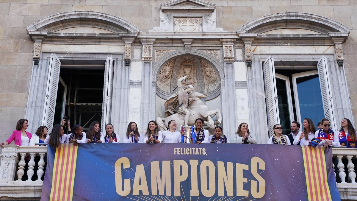 Las jugadoras del Barça celebrando su título de 'Champions' en el balcón de la Generalitat