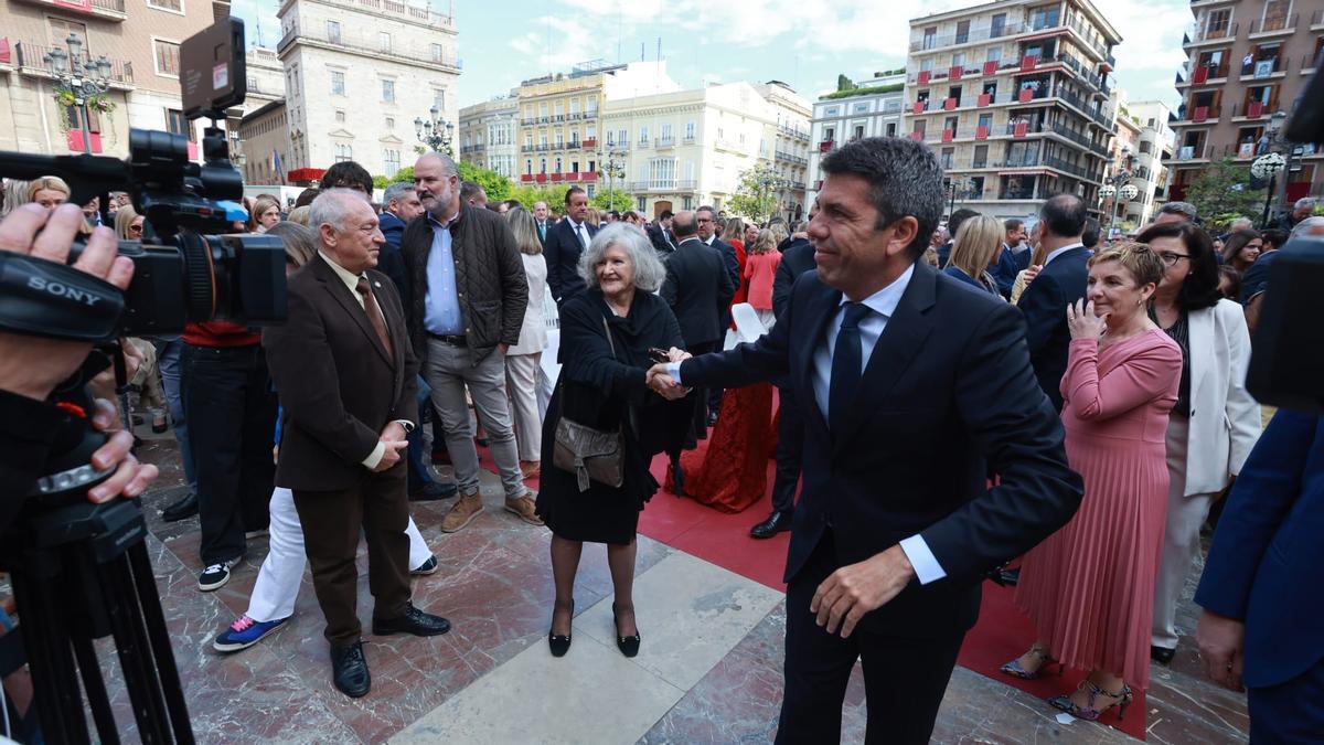 Mazón, entre insultos y gritos de ánimo