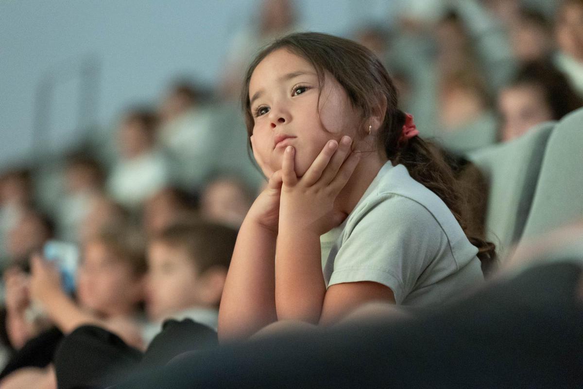 Una pequeña observa el espectáculo.