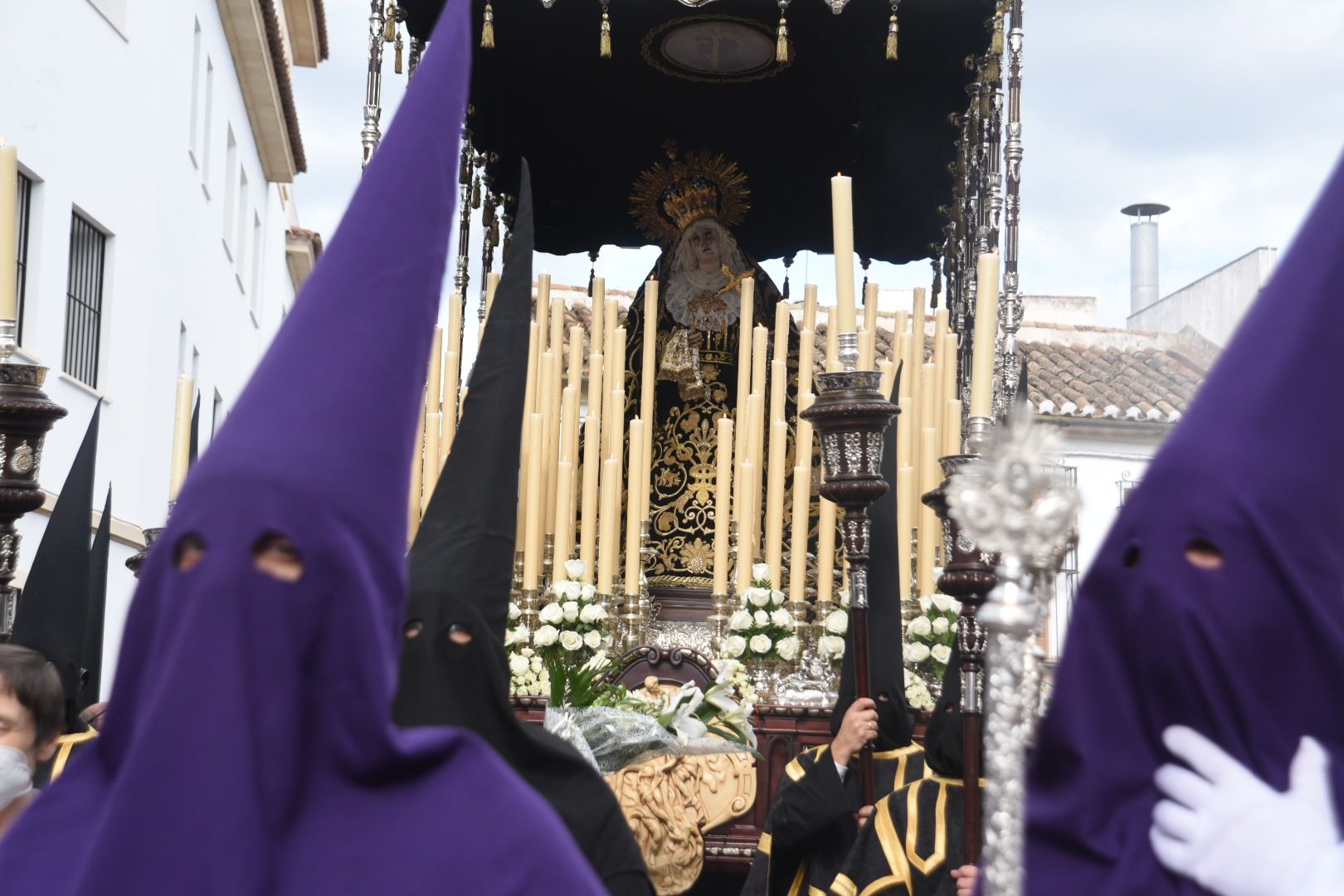 El Nazareno recoore las calles de su barrrio camino de la carrera oficial