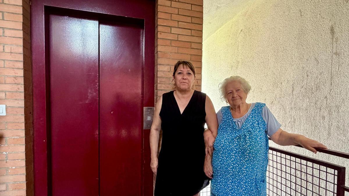 Tere Sáchez y Mariluz Portero, vecinas de la cuarta planta, junto al ascensor averiado.