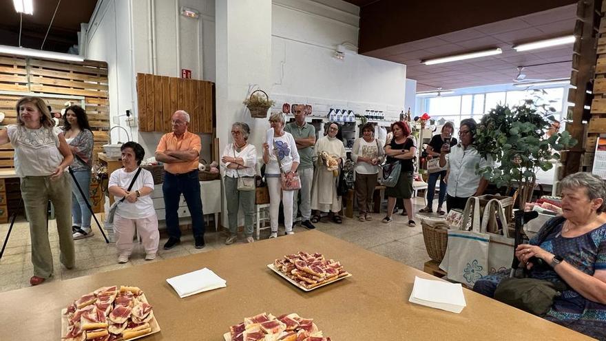 Prop de 150 persones inauguren El Taller solidari de la fundació Santa Clara