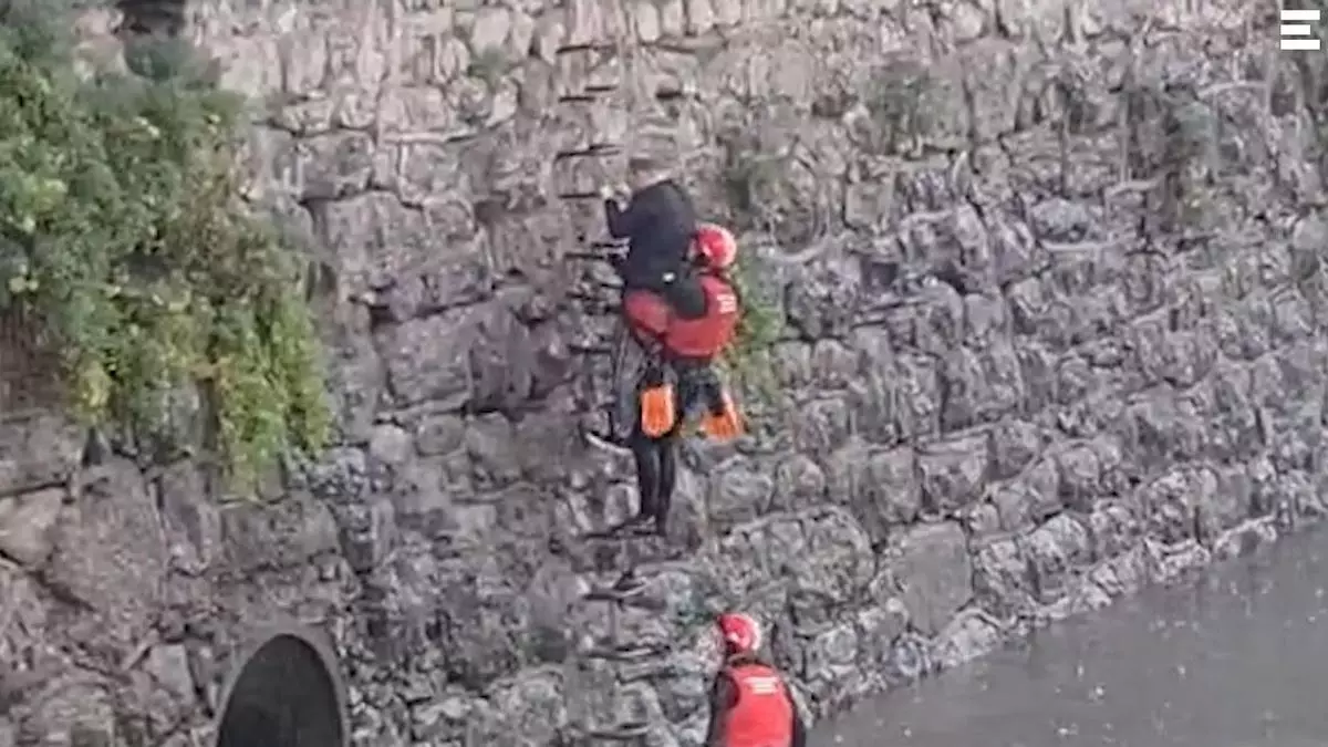 Así rescató un policía vigués a un hombre que se lanzó a un río en San Sebastián