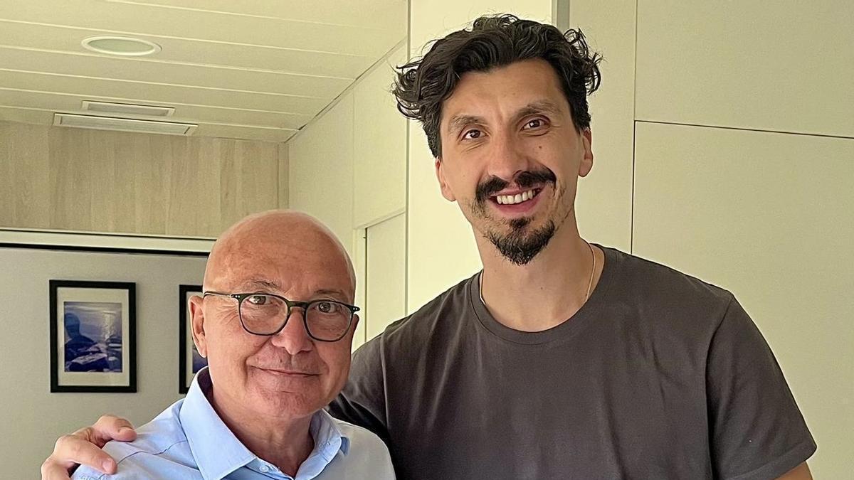 Antonio Jesús López Nieto entrega una camiseta a Djedovic como detalle por el nacimiento de su hija.