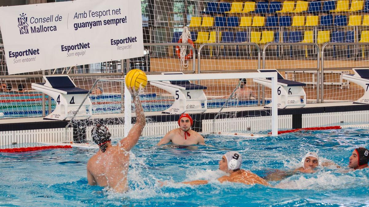 Un jugador se dispone a lanzar durante el partido en Son Hugo.