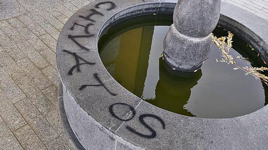 Una de las pintadas en la fuente de piedra de la plaza de Venezuela, en La Guancha.