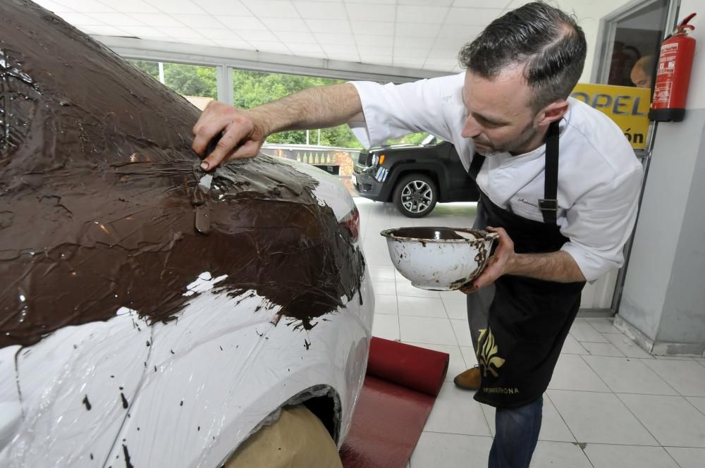 El pastelero Toño Argüelles cubre de chocolate un coche
