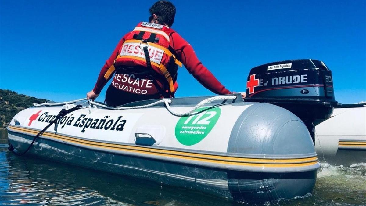 La Guardia Civil usa cámaras subacuáticas para buscar al desaparecido en Cíjara