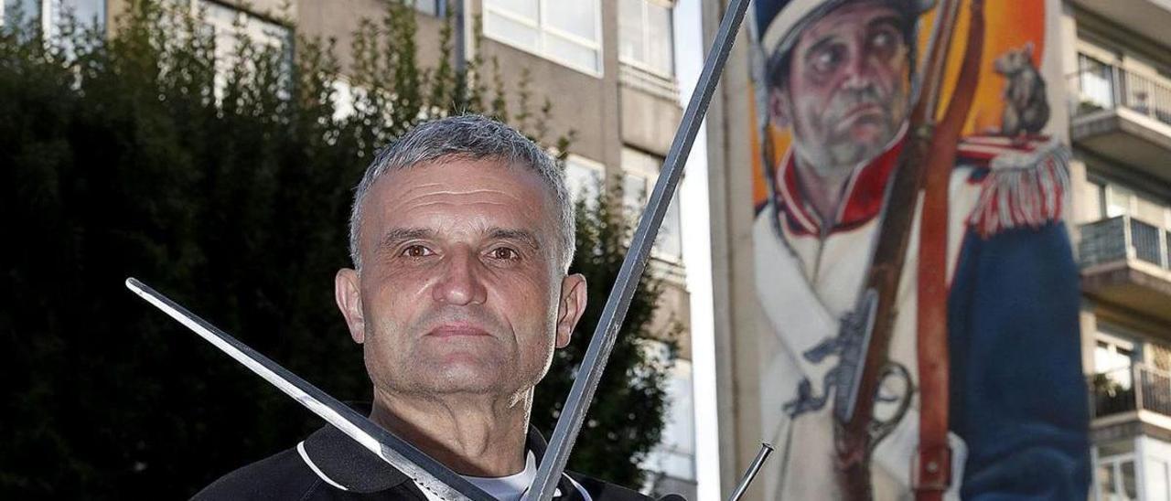 Ricardo Soto, presidente del 
club Falcata, delante del 
mural de Castelao.   | // JOSÉ LORES